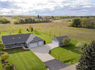 5805 Lake Rd, Oshkosh, WI 54902