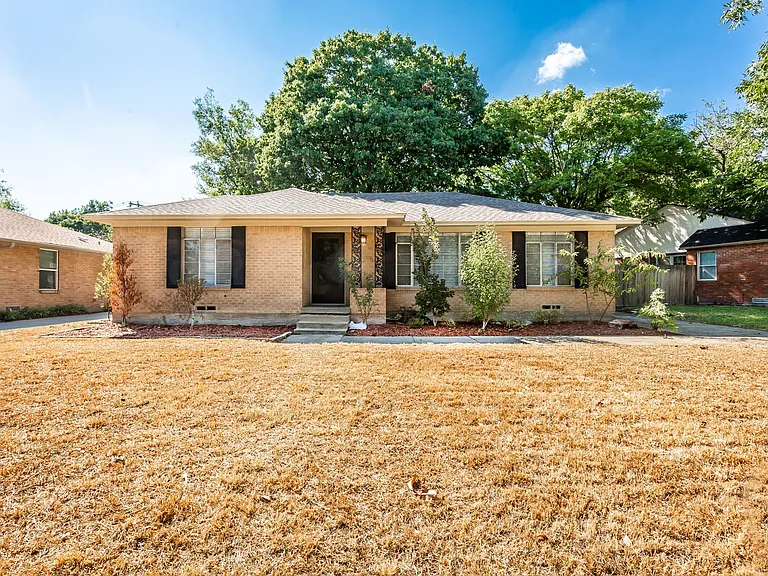 511 Classen Dr — Photo 1