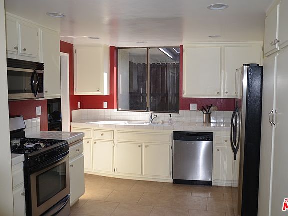 5th image of 838 S Barrington Ave APT 403