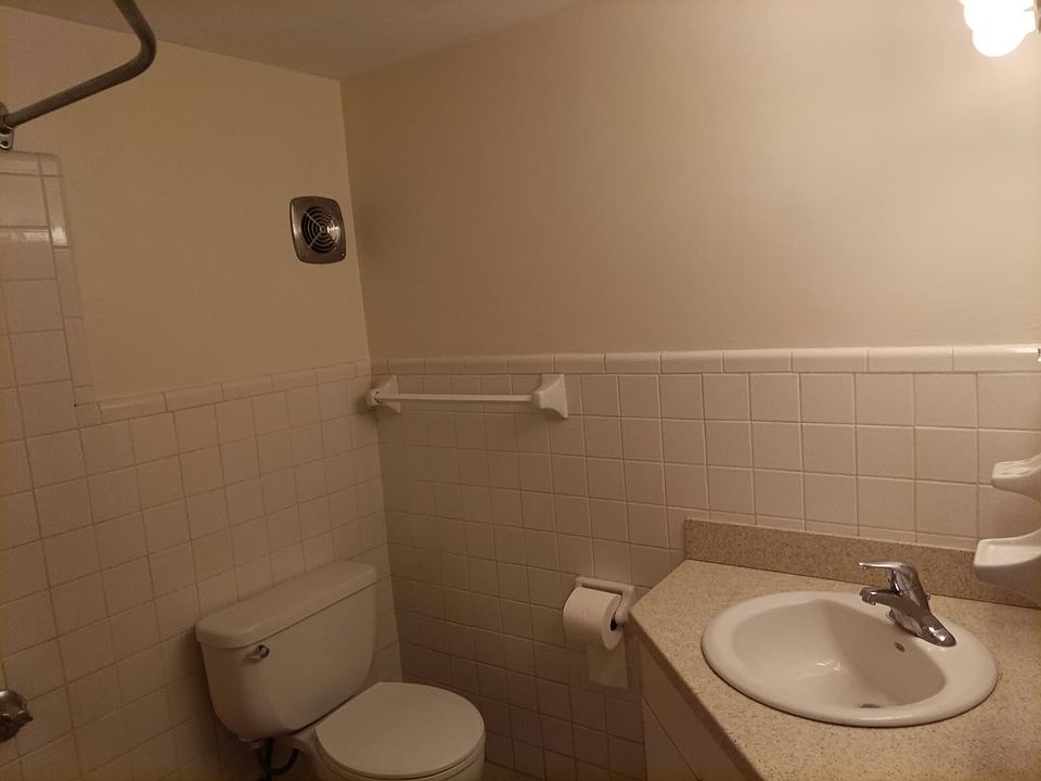 Hall Bath.
Tub to be reglazed