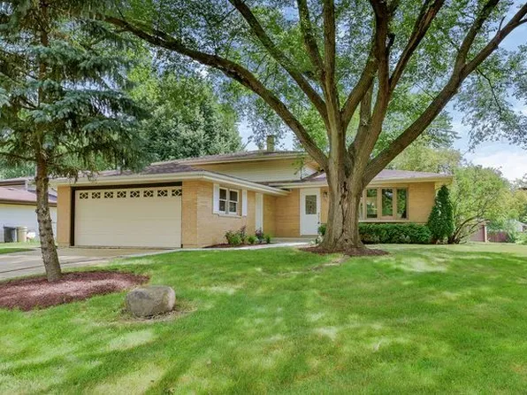 937 Cottonwood Ln, Bartlett, IL 60103