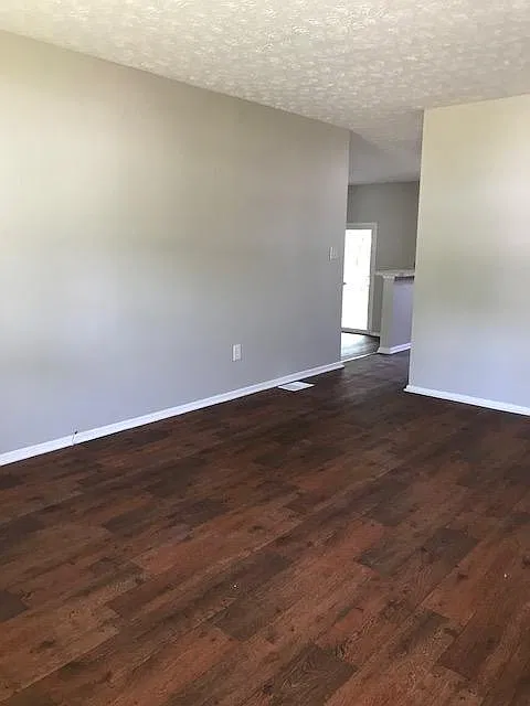 3 bed, 1176 sqft, $1,900 — Photo 3
