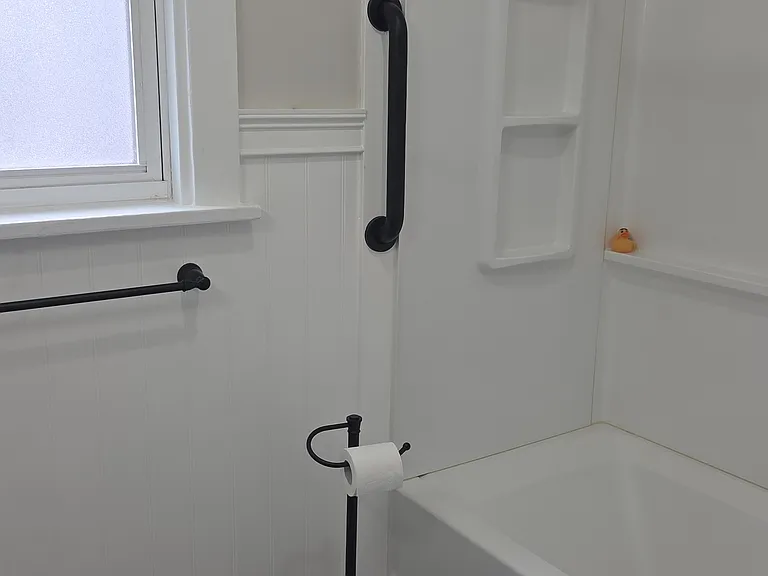 28 W Park Ave #2R — Photo 9
