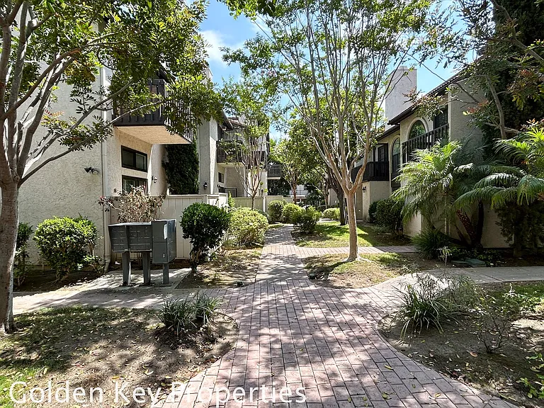 2372 Altisma Way #B — Photo 30