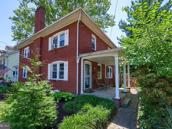 20 E Market St, Lititz, PA 17543