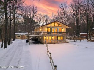 401 Clearview Dr, Long Pond, PA 18334