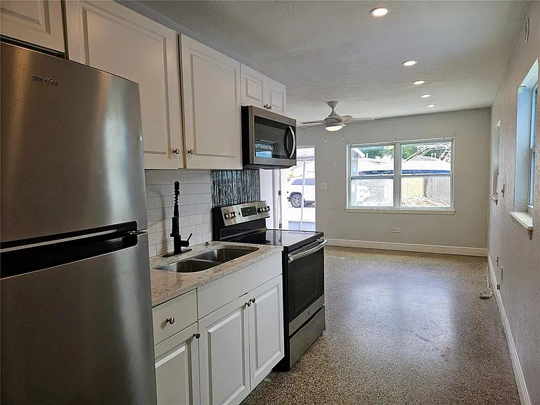 6801 48th Ave N #B — Photo 11