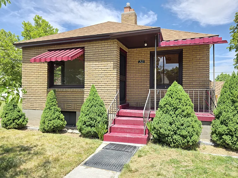 211 E Maple St — Photo 5