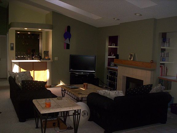 Family room w/ fireplace, wet bar 