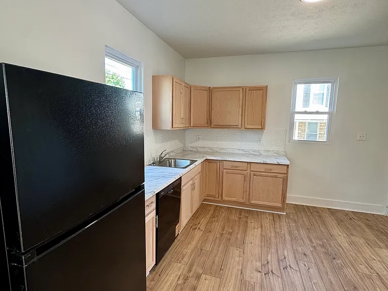 140 Grove Ave — Photo 10