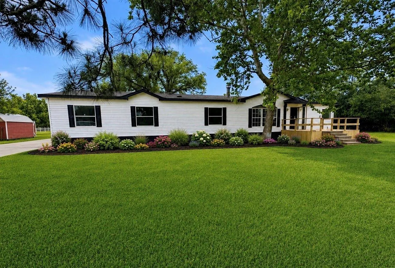 3 bed, 3.0 bath, 2400 sqft, $2,800 — Photo 1