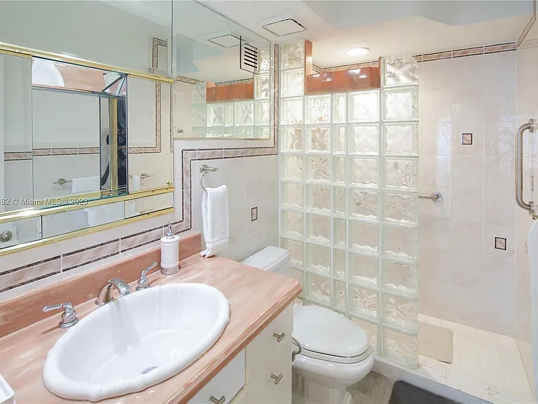 5005 Collins Ave #610 — Photo 23