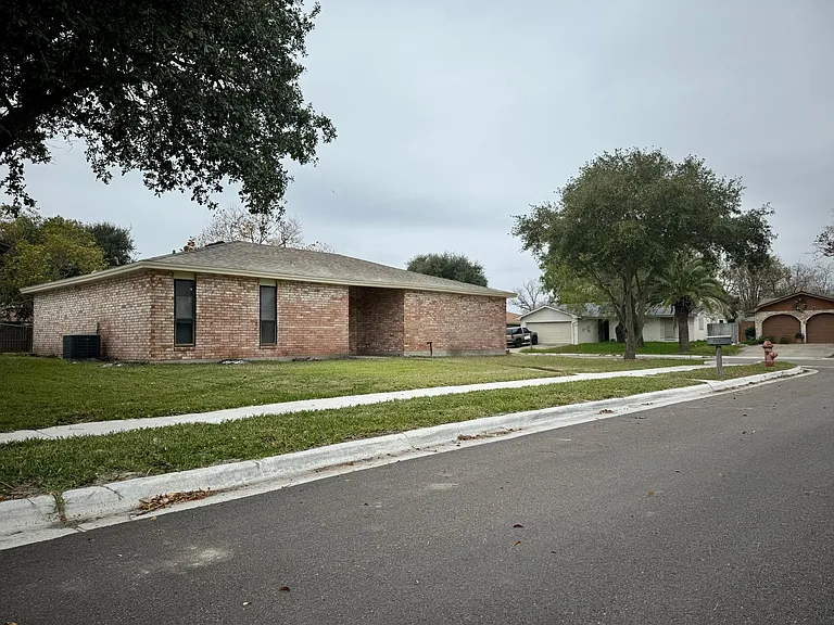 1405 Seville Dr — Photo 2
