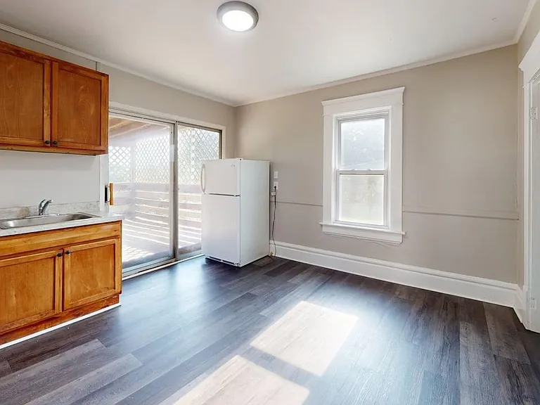 1116 Laird St — Photo 8