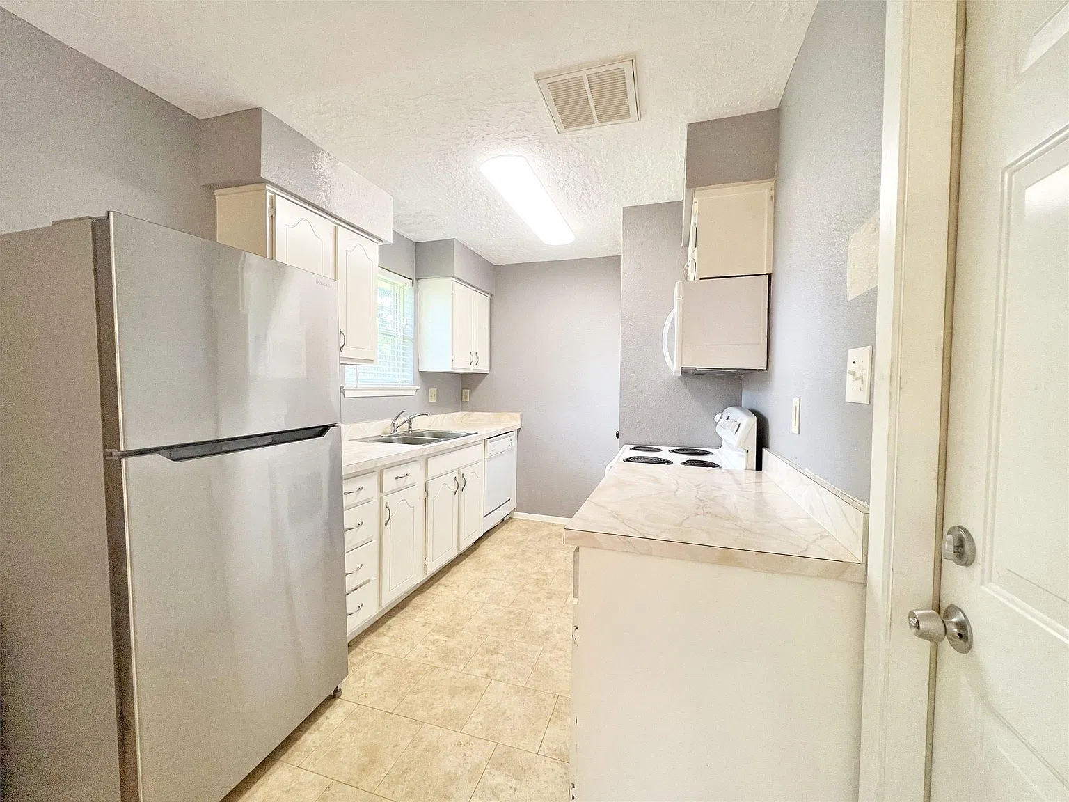 3 bed, 2.0 bath, 1112 sqft, $1,900 — Photo 2