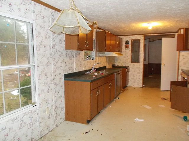 2nd image of 1489 Henderson Rd