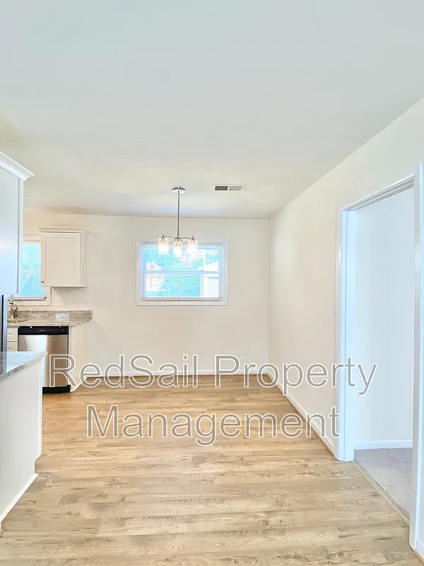 3 bed, 1.0 bath, 1135 sqft, $1,795 — Photo 4