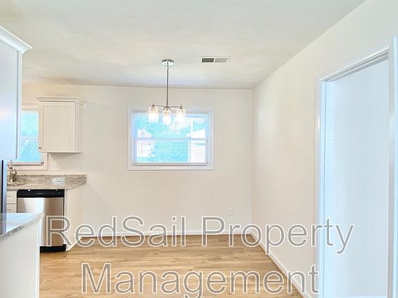 4th image of 437 Fox Hill Rd
