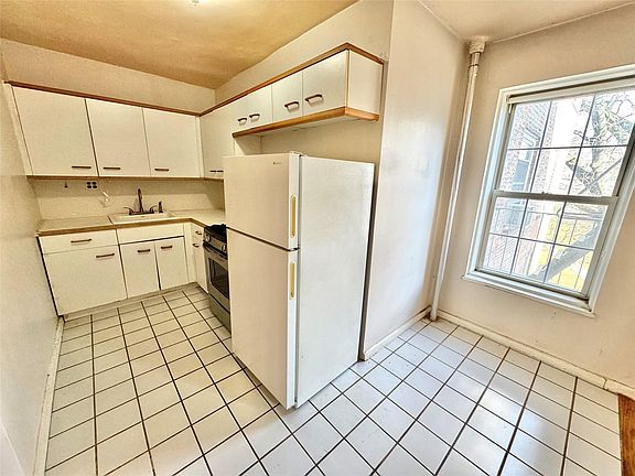 4th image of 3045 Hobart Street #4H