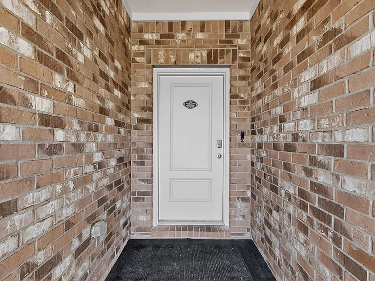 1114 Emerald Gate Dr — Photo 7