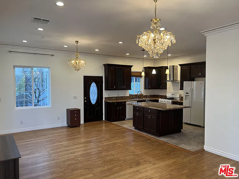 4626 N Noble Ave — Photo 11