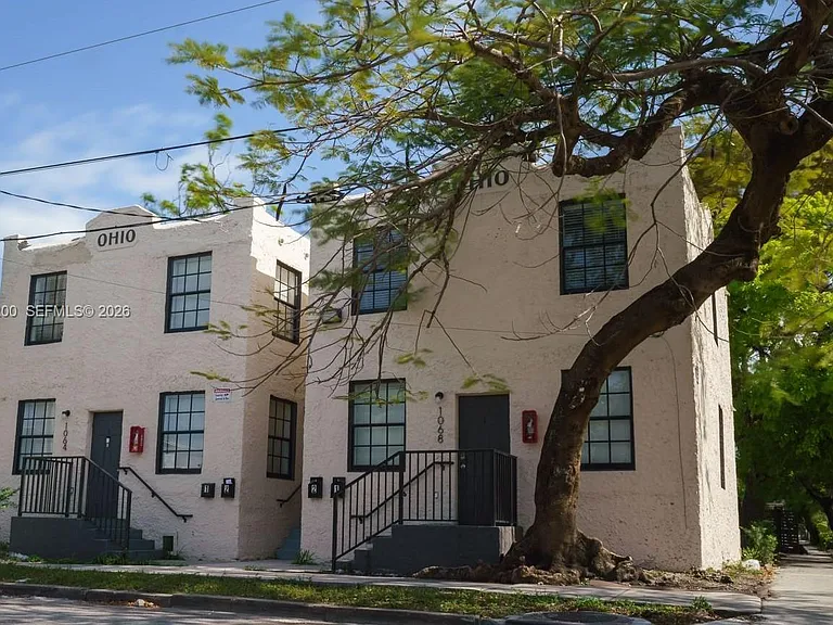1068 NW 5th St #B-1 — Photo 1