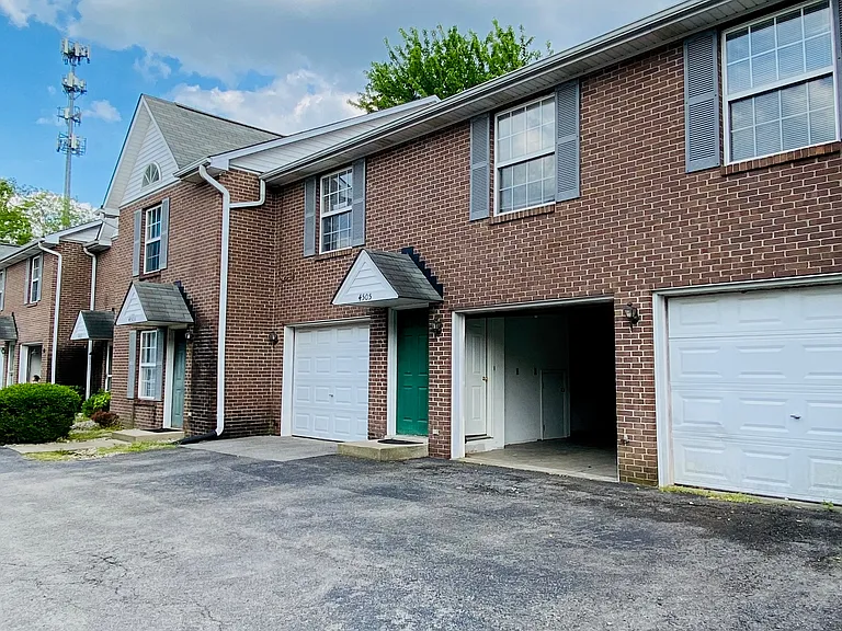 4505 Meadowlark Manor Ln — Photo 2