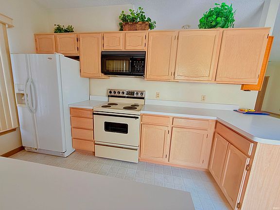 5th image of 2151 W Woodview Dr