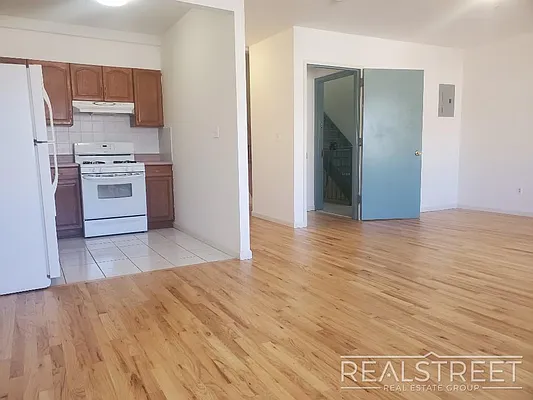 Rented by Real Street Inc | media 33