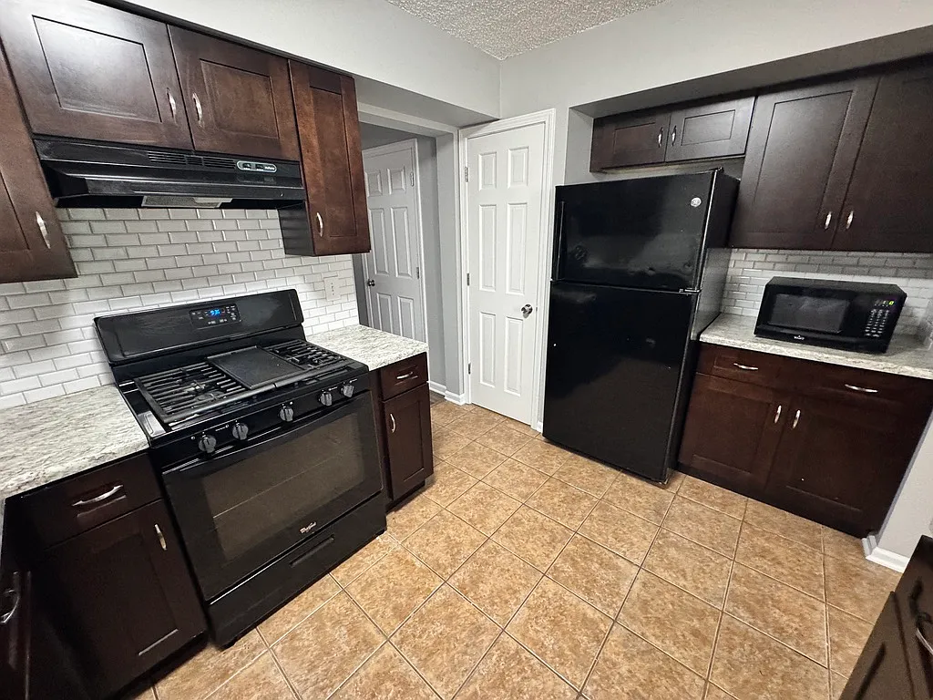 2 bed, 1.5 bath, 1100 sqft, $2,375 — Photo 2