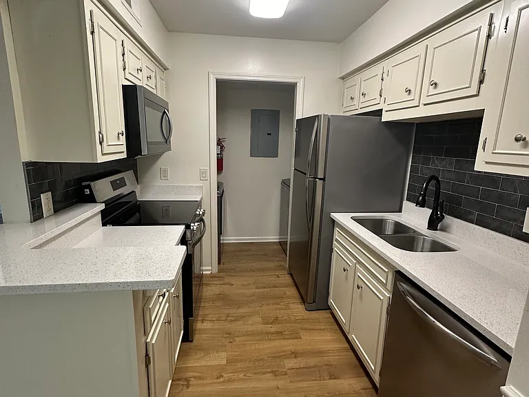 2905 Burch Ave #8 — Photo 8