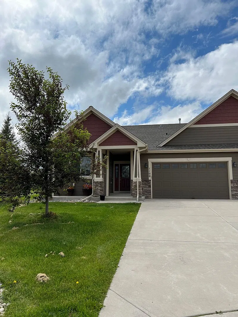 Beautiful 4 Bedroom 3 Bathroom Home In The Pointe — Photo 1