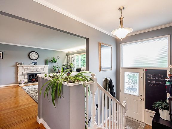 3rd image of 12528 Pinewood Cres