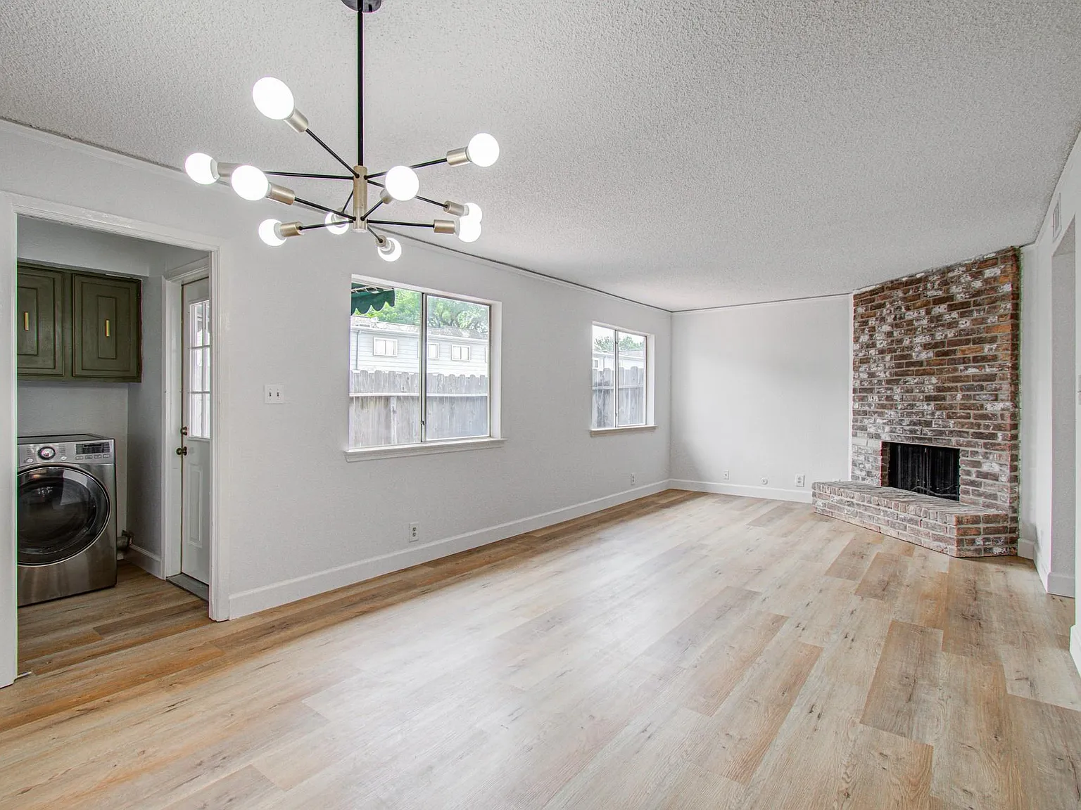 4 bed, 2.5 bath, 1686 sqft, $2,200 — Photo 3