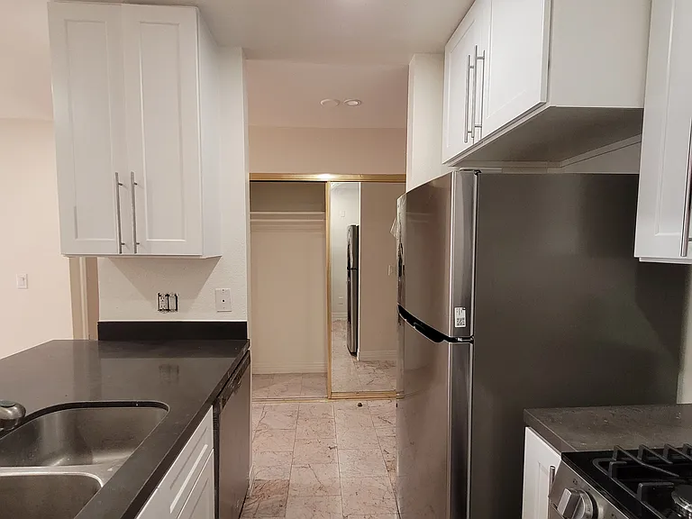 New Hampshire Apartments — Photo 19