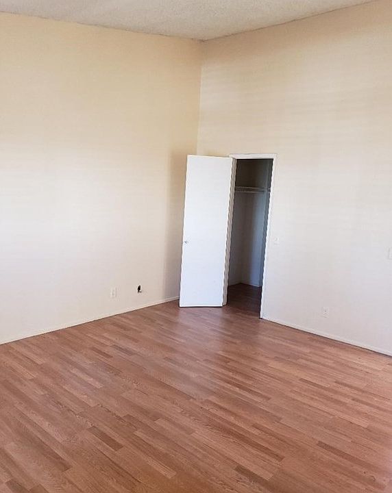 1st image of 2927 Barrington Ct