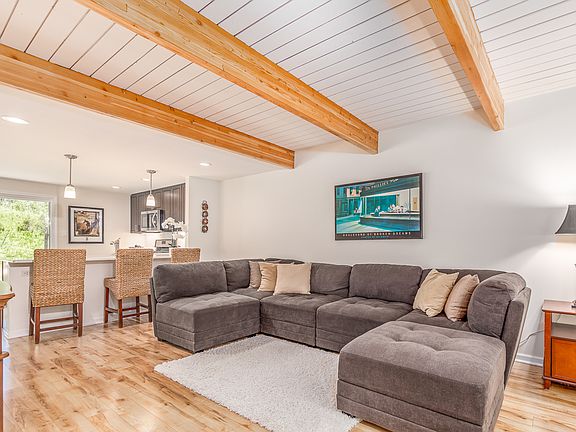 3rd image of 554 Normandie Ln