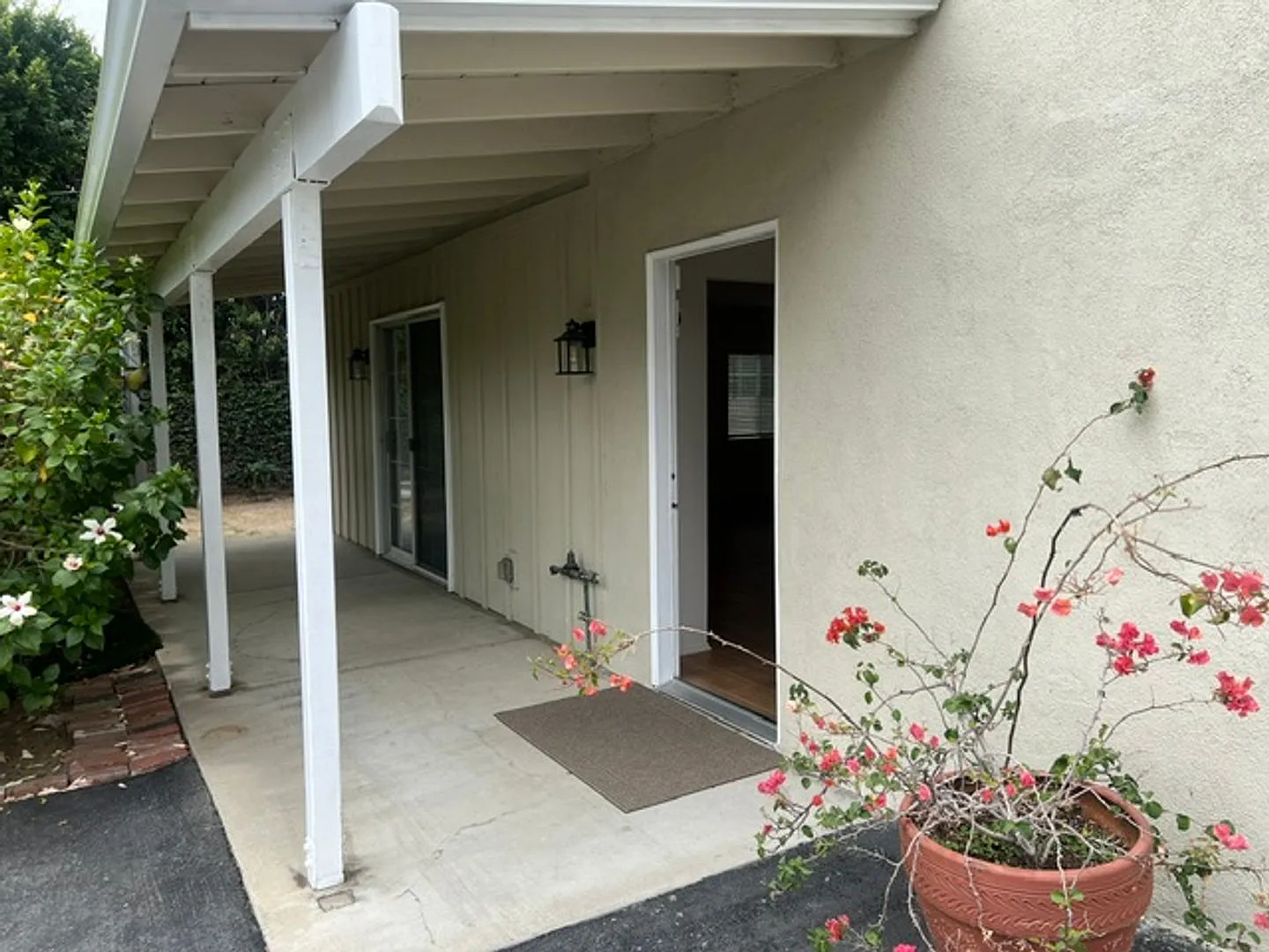 For Lease Charming 2 Bedroom, 1 Bathroom Guest House in Prime Northridge Location — Photo 3
