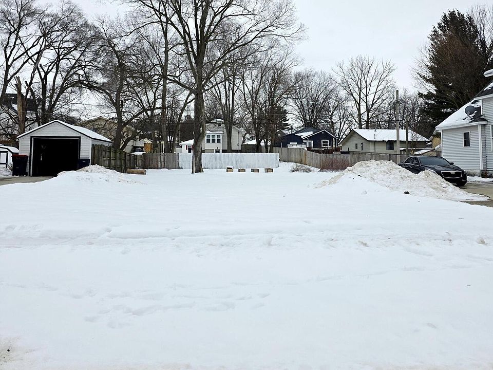 1st image of 136 E 19th St