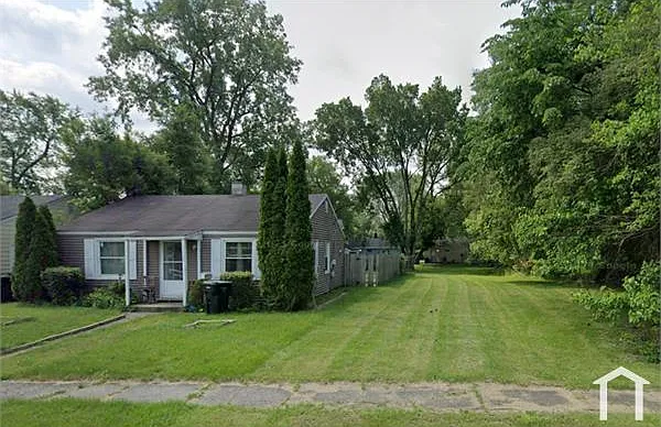 3 bed, 900 sqft, $1,300 — Photo 1