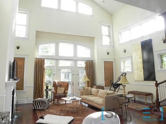 3rd image of 1140 W Wrightwood Ave APT 3