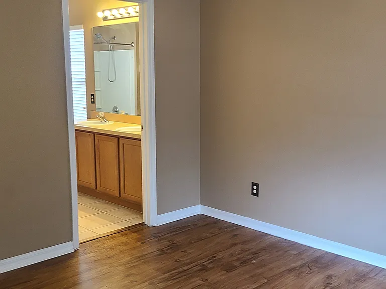 3511 Pine Oak Trl — Photo 9