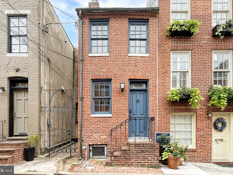 223 E Churchill St — Photo 2