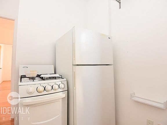 5th image of 215 Kingsland Ave APT 15
