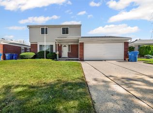 27052 Sutherland Dr, Warren, MI 48088