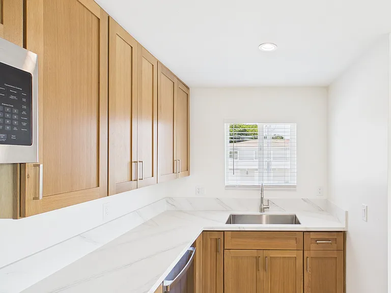 1126 W Redwood St — Photo 11