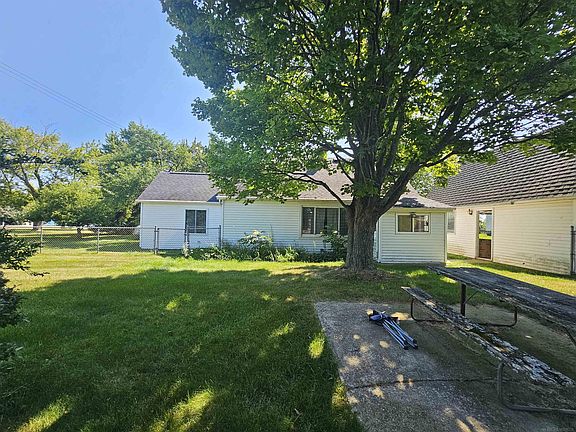 5th image of 2209 N Lakeshore Rd