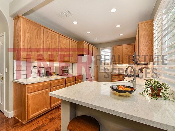 4th image of 560 Natalino Cir