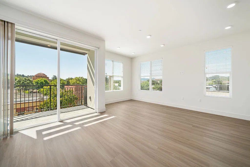 1 bed, 700 sqft, $2,200 — Photo 3