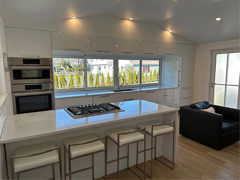 76 Memorial Blvd #REAR — Photo 3